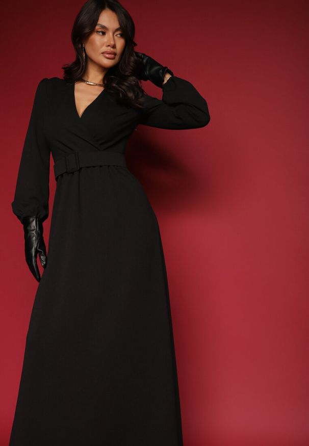 Renee - Czarna Koktajlowa Sukienka o Rozkloszowanym Kroju z Ozdobnym Paskiem Feliera. Okazja: na co dzień, na imprezę. Typ kołnierza: dekolt w kształcie V. Kolor: czarny. Materiał: skóra. Typ sukienki: rozkloszowane, proste. Styl: wizytowy