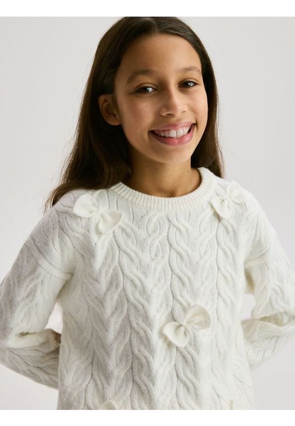 Reserved - Dzianinowy sweter z kokardami - złamana biel. Typ kołnierza: kokarda. Materiał: dzianina
