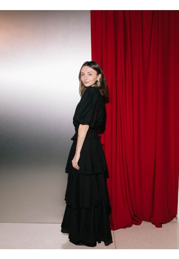 Reserved - Spódnica z falbanami - czarny. Kolor: czarny. Materiał: wiskoza, tkanina