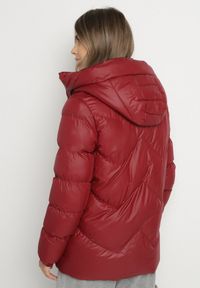 Born2be - Bordowa Pikowana Kurtka z Kapturem Ozdobiona Sznurkami Olittia. Okazja: na co dzień. Typ kołnierza: kaptur. Kolor: czerwony. Materiał: jeans. Wzór: aplikacja. Styl: casual #2