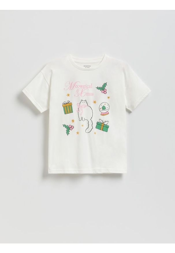 Reserved - Świąteczny t-shirt z nadrukiem - złamana biel. Materiał: bawełna. Wzór: nadruk. Styl: wizytowy