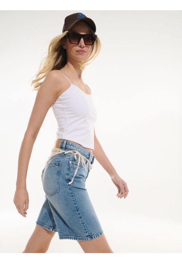 Sinsay - Szorty jeansowe comfort straight z wysokim stanem - niebieski. Stan: podwyższony. Kolor: niebieski. Materiał: jeans