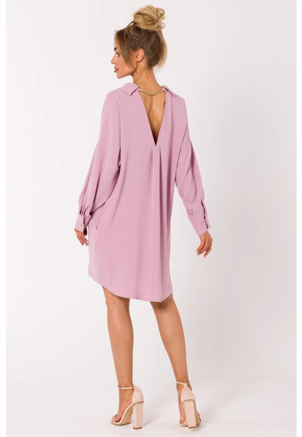 MOE - Sukienka koszulowa z dekoltem V na plecach różowa. Okazja: na co dzień. Typ kołnierza: dekolt w kształcie V, kołnierzyk klasyczny. Kolor: czarny, różowy, niebieski. Materiał: tkanina, elastan. Długość rękawa: długi rękaw. Wzór: aplikacja. Typ sukienki: koszulowe. Styl: casual, elegancki, klasyczny