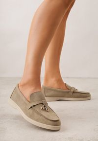Renee - Jasnozielone Mokasyny z Imitacji Zamszu Zdobione Zawieszką i Przeszyciem Aezoris. Okazja: na co dzień. Kolor: zielony. Materiał: zamsz. Wzór: aplikacja. Styl: casual, elegancki #3