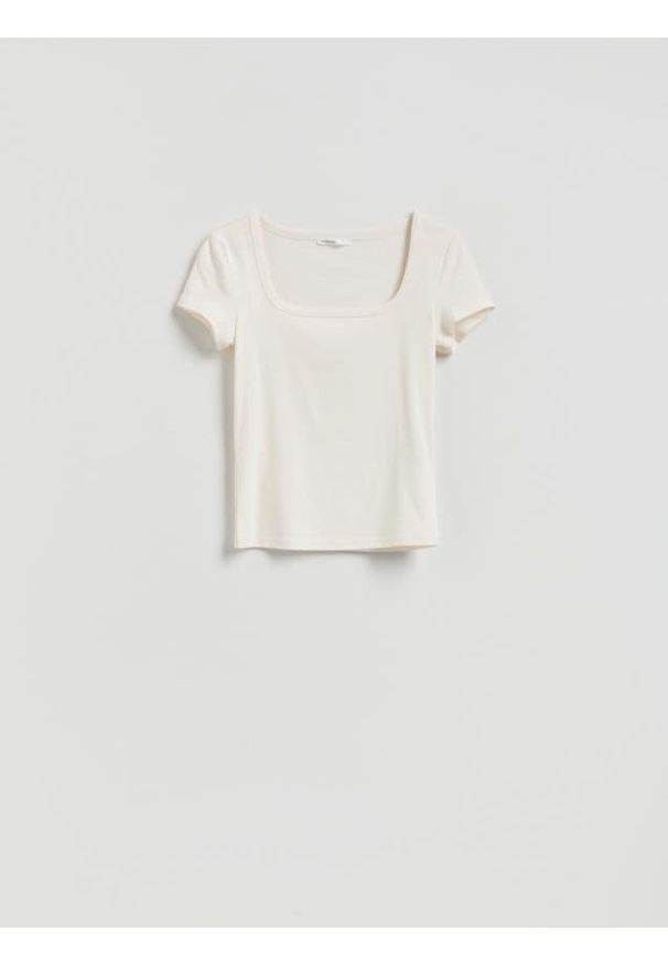 Reserved - T-shirt z dekoltem karo - złamana biel. Typ kołnierza: dekolt w karo. Materiał: włókno, bawełna