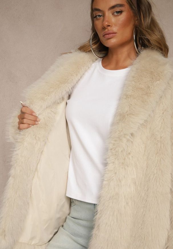 Renee - Beżowa Klasyczna Kurtka Futerko z Wąskim Wiązanym Paskiem w Talii Casfitta. Okazja: na co dzień. Kolor: beżowy. Materiał: futro. Wzór: nadruk. Styl: klasyczny