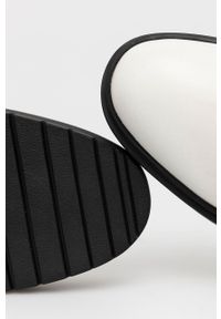 Levi's® - Levi's Sztyblety skórzane damskie kolor biały na platformie. Okazja: na spotkanie biznesowe. Nosek buta: okrągły. Kolor: biały. Materiał: skóra. Obcas: na platformie. Styl: biznesowy #4