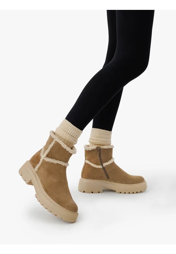 Ryłko - Beżowe śniegowce z futerkiem. Nosek buta: okrągły. Zapięcie: zamek. Kolor: beżowy. Szerokość cholewki: normalna. Wysokość cholewki: przed kolano. Materiał: skóra, welur. Sezon: zima. Obcas: na obcasie. Styl: street