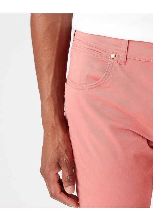 Wrangler - WRANGLER GREENSBORO MĘSKIE SPODNIE MATERIAŁOWE FADED ROSE W15QY6XAP 112145839. Materiał: materiał