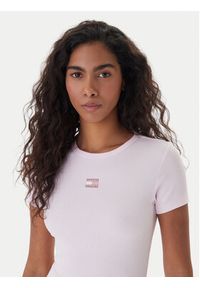 Tommy Jeans T-Shirt Badge DW0DW17881 Różowy Slim Fit. Kolor: różowy. Materiał: bawełna #4