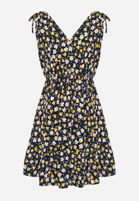 Born2be - Granatowa Rozkloszowana Bawełniana Sukienka w Kwiaty z Gumką w Pasie Evieles. Okazja: na spacer, na co dzień. Typ kołnierza: dekolt w kształcie V. Kolor: niebieski. Materiał: bawełna. Wzór: kwiaty. Sezon: wiosna, lato. Styl: casual, klasyczny #3