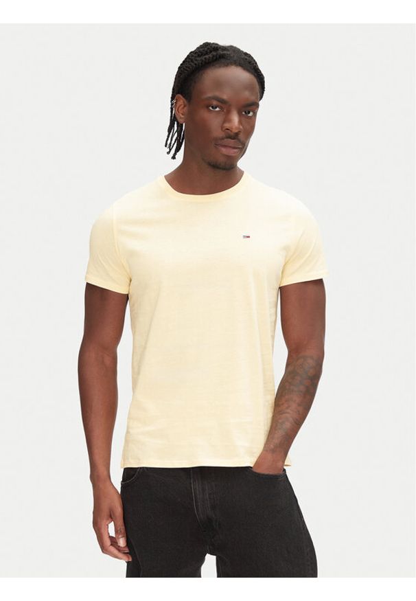 Tommy Jeans T-Shirt DM0DM04411 Żółty Slim Fit. Kolor: żółty. Materiał: bawełna