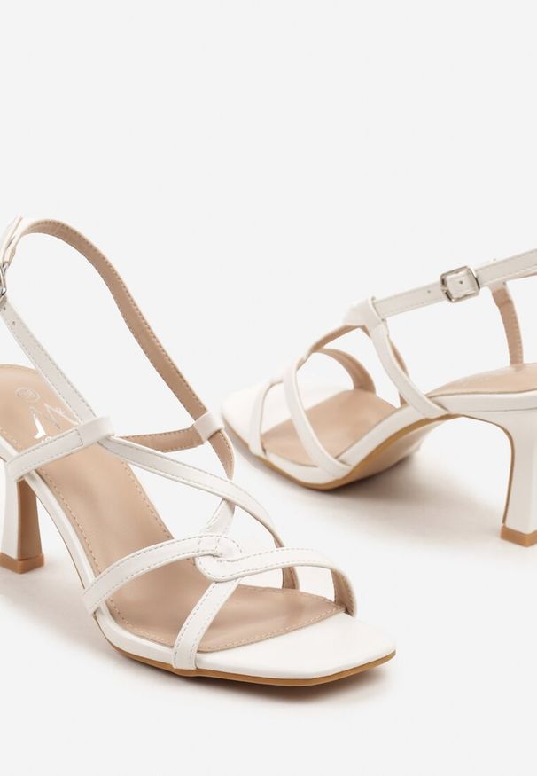 Renee - Białe Sandały na Szpilce z Geometrycznymi Paskami Silanne. Okazja: na co dzień. Zapięcie: pasek. Kolor: biały. Materiał: jeans. Wzór: geometria. Obcas: na szpilce. Styl: elegancki, casual