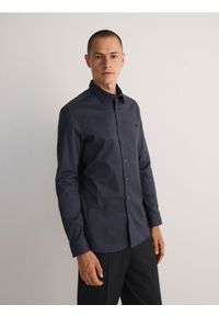 Reserved - Koszula slim fit z haftem - granatowy. Kolor: niebieski. Materiał: bawełna, tkanina. Wzór: haft