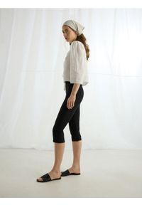 Reserved - Spodnie capri - czarny. Kolor: czarny. Materiał: dzianina, wiskoza #1