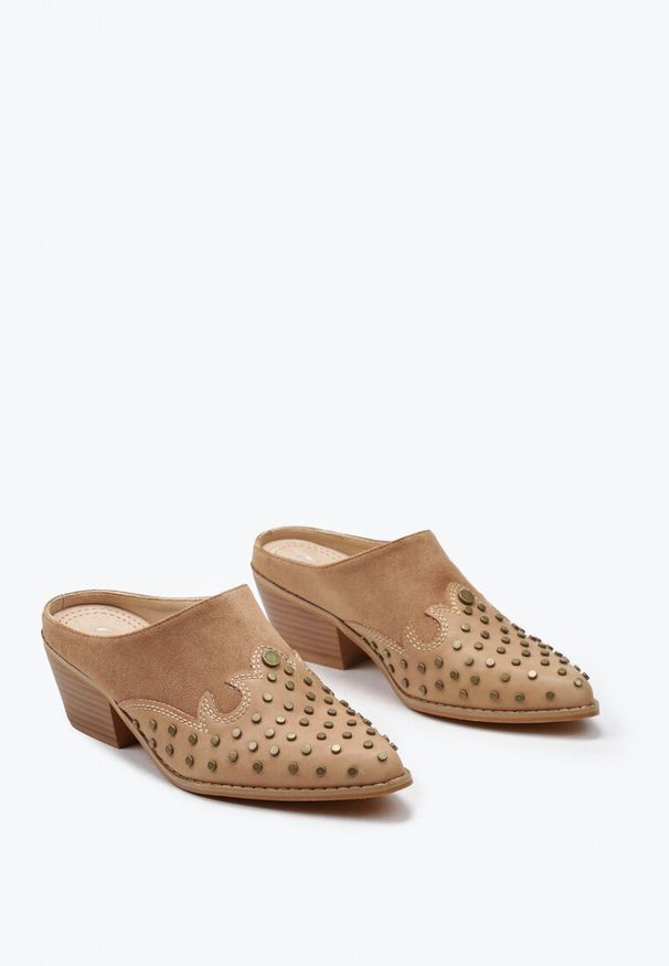 Renee - Brązowe Klapki Mule w Stylu Kowbojek na Niskim Stożku Ozdobione Nitami Nalkeda. Okazja: na co dzień. Nosek buta: szpiczasty. Kolor: brązowy. Materiał: jeans. Wzór: aplikacja. Obcas: na stożku. Styl: elegancki, boho, casual