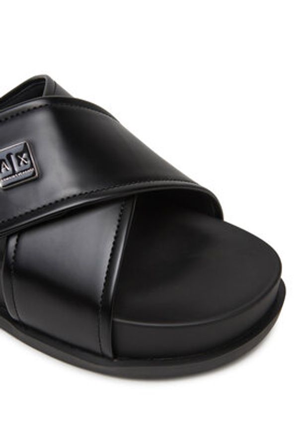 Armani Exchange Klapki XDP063 XV927 00002 Czarny. Kolor: czarny. Materiał: skóra