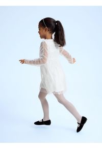 Reserved - Tiulowa sukienka z haftem - biały. Kolor: biały. Materiał: tiul. Wzór: haft #1