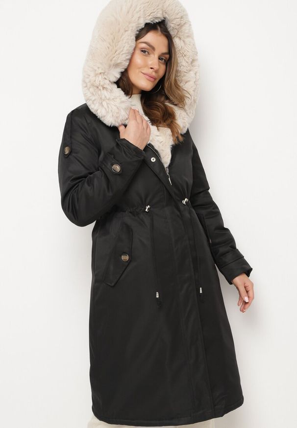 Born2be - Czarno-Beżowa Ocieplana Kurtka Parka ze Ściągaczem w Pasie z Odpinanym Futrem przy Kapturze Tintelissa. Okazja: na co dzień. Kolor: czarny. Materiał: futro. Styl: casual, elegancki, sportowy, klasyczny