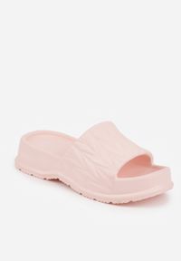 Renee - Różowe Klapki na Platformie Ozdobione Tłoczeniem Faerona. Okazja: na co dzień. Kolor: różowy. Materiał: jeans. Wzór: aplikacja. Sezon: lato. Obcas: na platformie. Styl: casual #3