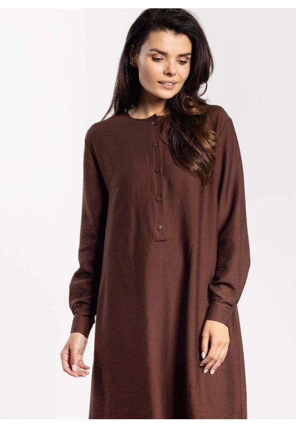 Infinite You - Sukienka rozkloszowana z długim rękawem i paskiem brązowa. Okazja: na co dzień, do pracy. Kolor: brązowy, zielony. Długość rękawa: długi rękaw. Typ sukienki: koszulowe. Styl: casual, elegancki