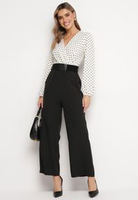 Born2be - Biało-Czarny Kombinezon z Paskiem i Kopertowym Dekoltem z Szeroką Nogawką Omera. Okazja: na co dzień. Kolor: biały. Styl: elegancki, casual #1