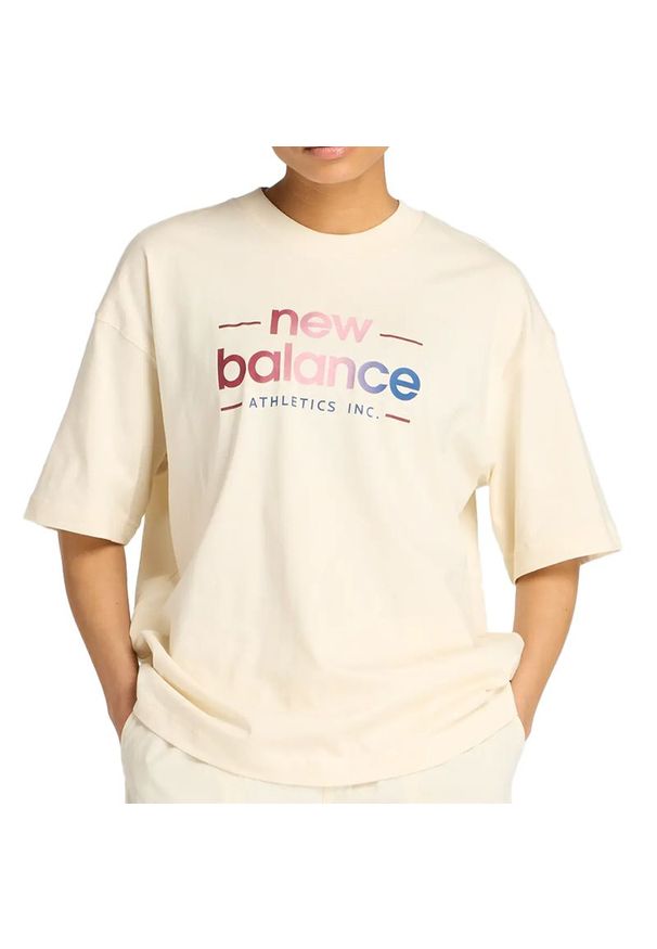 Koszulka damska New Balance WT53916LIN - beżowa. Kolor: beżowy. Materiał: materiał, bawełna. Długość rękawa: krótki rękaw. Długość: krótkie