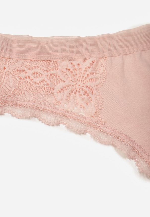 Born2be - Jasnoróżowe Majtki Stringi z Subtelną Koronką z Bawełną Adriedah. Kolor: różowy. Materiał: koronka, bawełna. Wzór: koronka