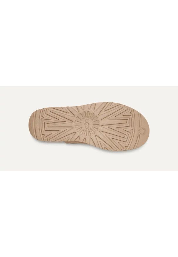 Ugg - Buty zimowe damskie UGG W CLASSIC ULTRA MINI PLATFORM. Okazja: na co dzień. Kolor: beżowy. Materiał: lyocell, zamsz, wełna, materiał, poliester. Szerokość cholewki: normalna. Wzór: aplikacja. Sezon: zima. Obcas: na platformie. Styl: casual, klasyczny