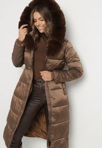 Born2be - Brązowa Długa Kurtka Puchowa z Pikowanymi Przeszyciami i Kapturem z Futrem Zevea. Okazja: na spacer, na co dzień. Kolor: brązowy. Materiał: futro, puch. Długość: długie. Styl: casual, elegancki #5