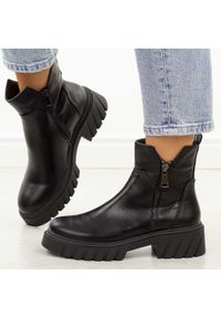 Czarne botki damskie platformie M.Daszyński 2502-5. Okazja: na co dzień. Nosek buta: okrągły. Kolor: czarny. Materiał: skóra. Szerokość cholewki: normalna. Sezon: zima, jesień. Obcas: na platformie. Styl: elegancki, casual, klasyczny #1