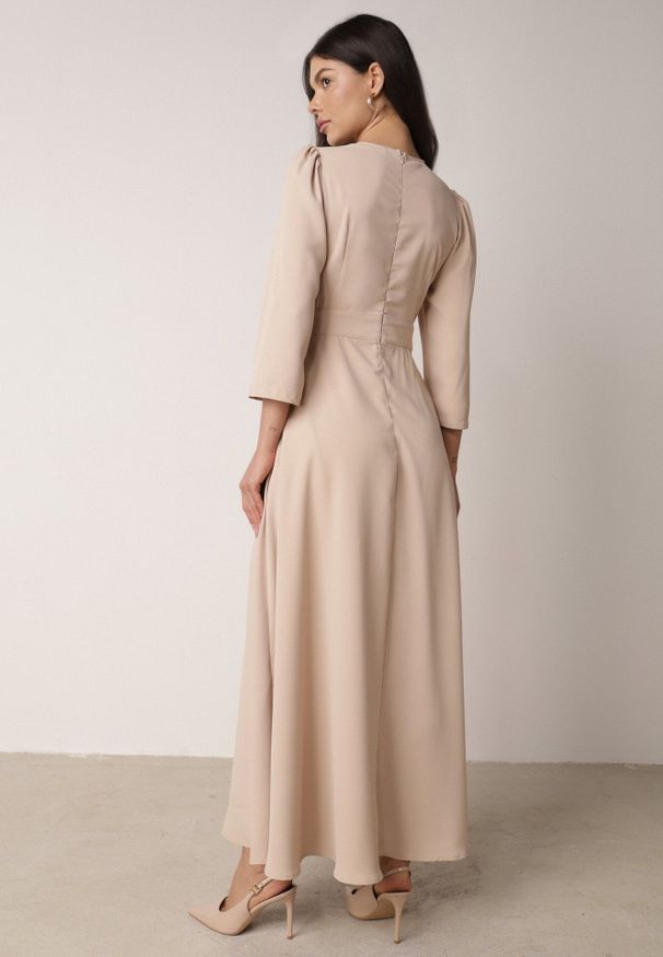 Born2be - Beżowa Kopertowa Sukienka Wieczorowa z Metaliczną Aplikacją w Talii Henalana. Okazja: na imprezę. Typ kołnierza: dekolt w serek. Kolor: beżowy. Wzór: aplikacja. Typ sukienki: kopertowe. Styl: wizytowy