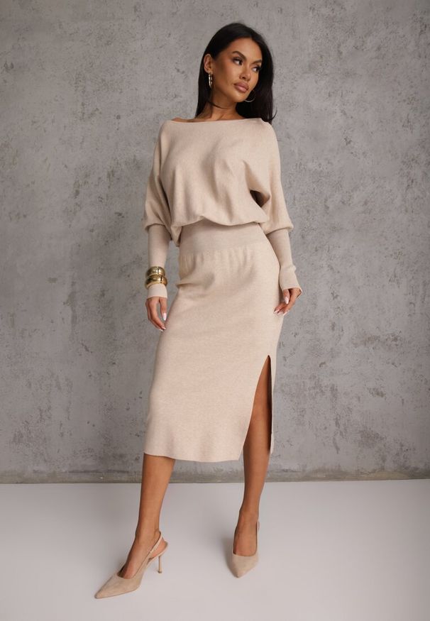 Renee - Beżowa Nietoperzowa Sukienka z Dzianiny z Wiskozą z Dekoltem w Łódkę Yuzoma. Typ kołnierza: dekolt w łódkę. Kolor: beżowy. Materiał: wiskoza, dzianina. Typ sukienki: oversize