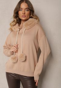 Renee - Beżowa Bluza z Wiskozą i Kapturem Ozdobiony Futerkiem Pomponami i Perełkami Aizavia. Kolor: beżowy. Materiał: futro, wiskoza. Wzór: aplikacja. Sezon: zima #4