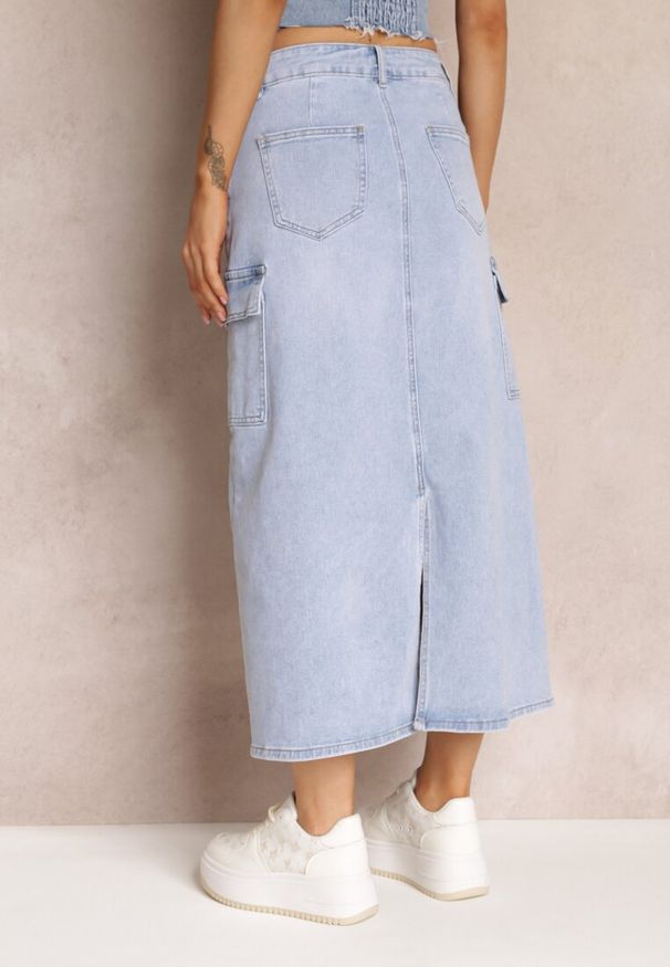 Renee - Jasnoniebieska Spódnica Jeansowa Midi Typu Cargo z Kieszeniami Dyleta. Kolor: niebieski. Materiał: jeans. Długość: długie