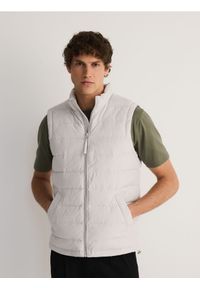 Reserved - Pikowana kamizelka z naturalnym puchem - beżowy. Kolor: beżowy. Materiał: puch #1