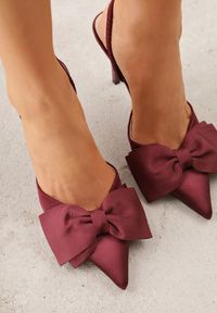 Renee - Bordowe Szpilki o Satynowym Wykończeniu z Aplikacją w Kształcie Kokardy Gihaen. Okazja: do pracy. Kolor: czerwony. Materiał: satyna. Wzór: aplikacja. Obcas: na szpilce #9