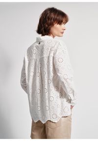 Ochnik - Biała ażurowa koszula damska. Kolor: biały. Materiał: bawełna. Wzór: ażurowy