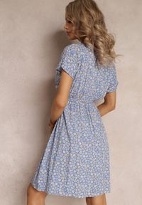 Renee - Niebieska Rozkloszowana Sukienka Mini w Kwiaty z Gumką w Pasie z Wiskozy Elineano. Kolor: niebieski. Materiał: wiskoza. Długość rękawa: krótki rękaw. Wzór: kwiaty. Długość: mini #5