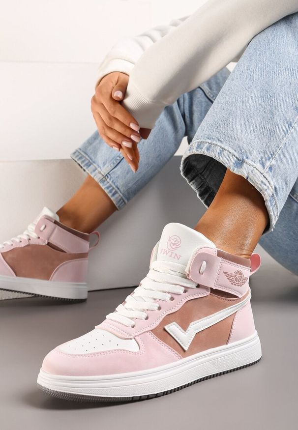 Born2be - Różowo-Białe Sneakersy Zoiido. Okazja: na co dzień. Wysokość cholewki: za kostkę. Nosek buta: okrągły. Kolor: różowy. Materiał: jeans. Szerokość cholewki: normalna. Wzór: aplikacja