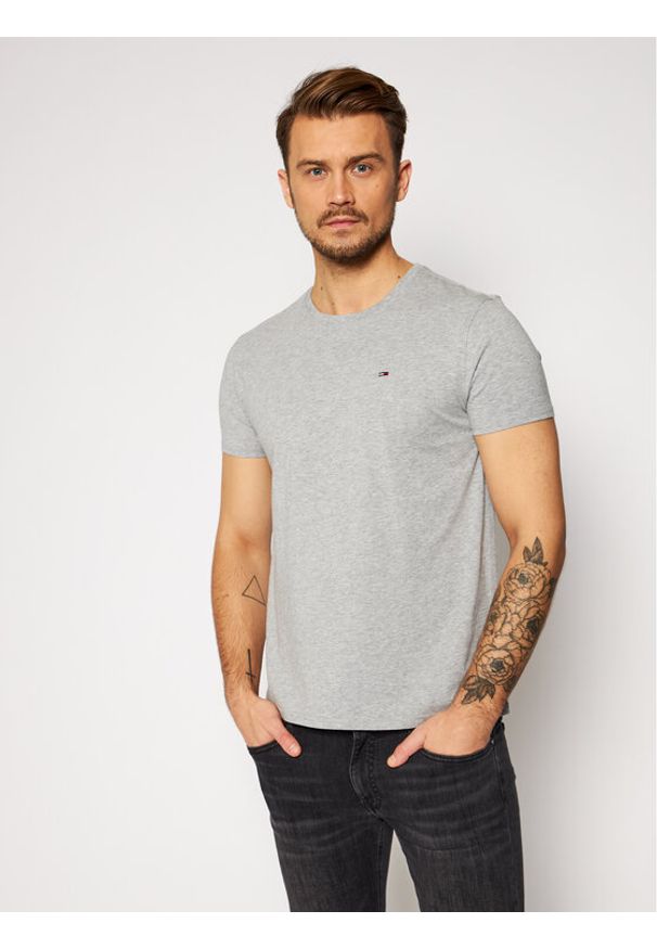 Tommy Jeans T-Shirt DM0DM04411 Szary Slim Fit. Kolor: szary. Materiał: bawełna