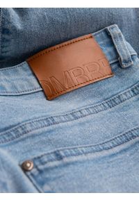 Ombre Clothing - Męskie spodnie jeansowe CARROT FIT z delikatnymi przetarciami – jasnoniebieskie V2. Okazja: na co dzień. Kolor: niebieski. Materiał: jeans. Wzór: aplikacja. Styl: casual #4