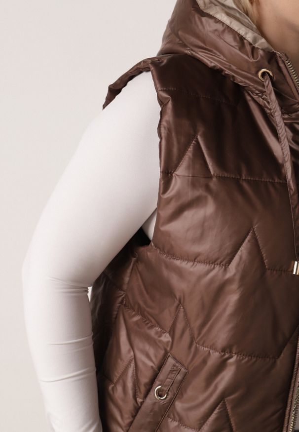 Born2be - Brązowa Kamizelka z Nieodpinanym Kapturem i Geometrycznym Pikowaniem Kalousa. Okazja: na co dzień. Kolor: brązowy. Materiał: jeans, dresówka. Długość rękawa: długi rękaw. Wzór: geometria. Styl: casual, klasyczny