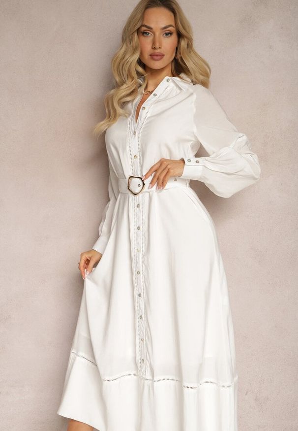 Renee - Biała Rozpinana Sukienka z Materiałowym Paskiem i Klamrą Kastria. Okazja: na spotkanie biznesowe, do pracy. Kolor: biały. Materiał: materiał. Długość rękawa: długi rękaw. Wzór: aplikacja. Styl: biznesowy, elegancki