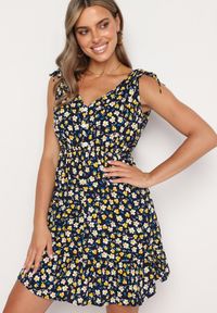 Born2be - Granatowa Rozkloszowana Bawełniana Sukienka w Kwiaty z Gumką w Pasie Evieles. Okazja: na spacer, na co dzień. Typ kołnierza: dekolt w kształcie V. Kolor: niebieski. Materiał: bawełna. Wzór: kwiaty. Sezon: wiosna, lato. Styl: casual, klasyczny #1