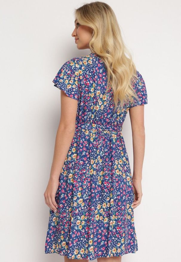 Born2be - Niebieska Wiskozowa Kopertowa Sukienka Wiązana Materiałowym Sznurkiem z Gumką w Talii Zanlea. Typ kołnierza: dekolt w kształcie V. Kolor: niebieski. Materiał: wiskoza, materiał. Długość rękawa: krótki rękaw. Sezon: lato. Typ sukienki: kopertowe