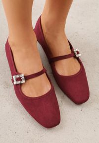 Born2be - Bordowe Balerinki z Imitacji Zamszu z Paskiem z Biżuteryjną Klamerką Elintora. Okazja: na co dzień, do pracy, na spotkanie biznesowe. Zapięcie: pasek. Kolor: czerwony. Materiał: zamsz. Styl: klasyczny, casual, biznesowy, elegancki #6
