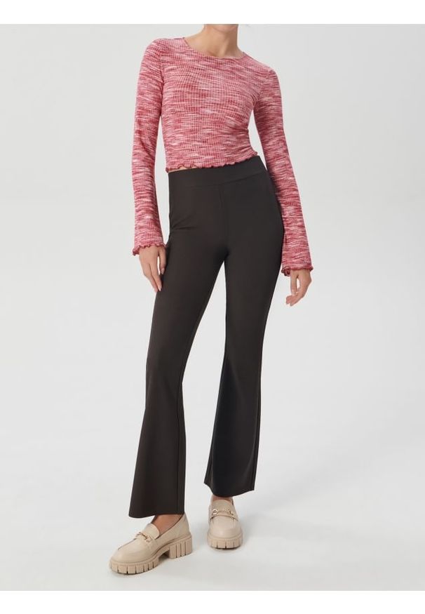 Sinsay - Prążkowana bluzka typu crop z długim rękawem i falowanym wykończeniem - czerwony. Kolor: czerwony. Materiał: prążkowany. Długość rękawa: długi rękaw. Długość: długie