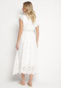 Born2be - Biała Ażurowa Sukienka z Kopertowym Dekoltem i Bufiastymi Rękawami Ldivane. Okazja: na imprezę, na co dzień. Kolor: biały. Wzór: ażurowy. Sezon: lato. Typ sukienki: kopertowe. Styl: casual #7