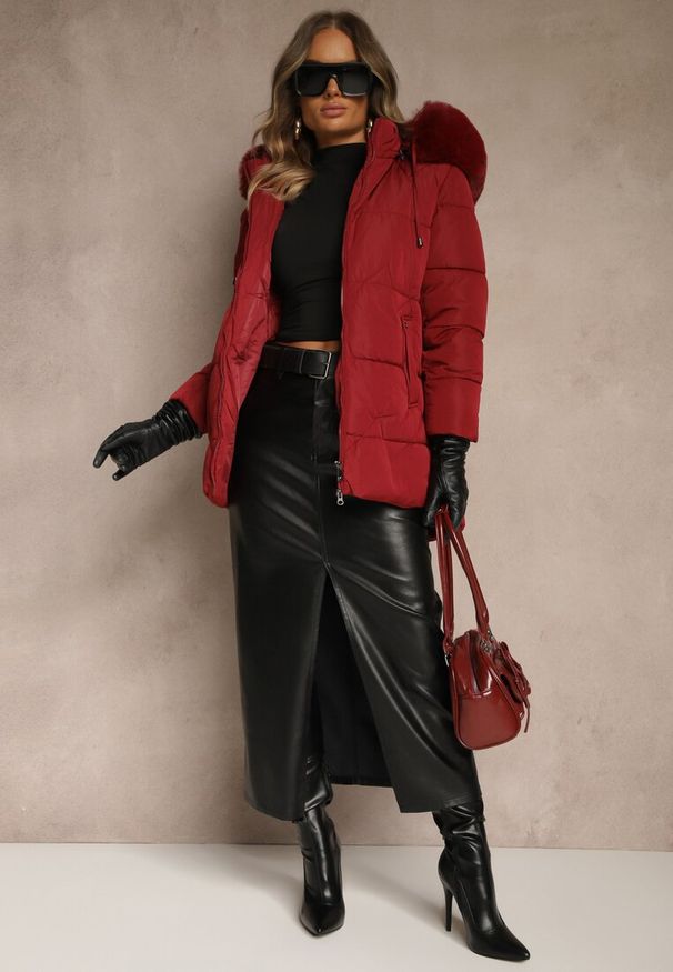 Renee - Bordowa Klasyczna Kurtka z Pikowanymi Przeszyciami i Kapturem z Futrem Mundrie. Okazja: na spacer, na co dzień. Kolor: czerwony. Materiał: futro. Wzór: aplikacja. Styl: klasyczny